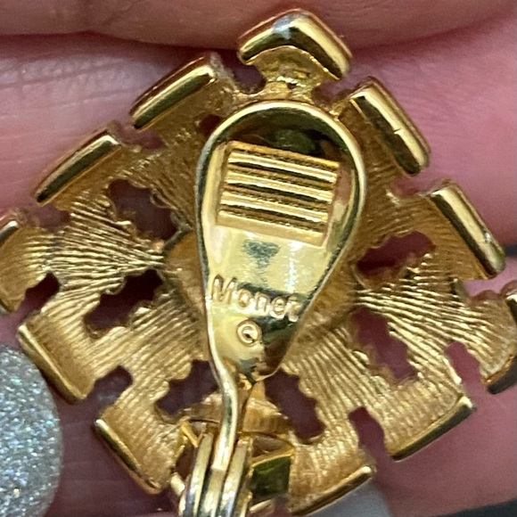 Vintage 70’s MONET Gold-tone Geometric Square Weave Clip Earrings - Picture 14 of 14